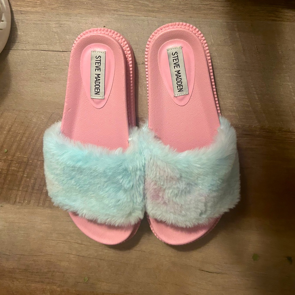 Steve Madden Fuzzy Slides Size 7
